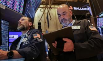 Dow Jones tăng điểm nhờ dòng tiền chuyển hướng, giá dầu nhích lên trước cuộc họp OPEC+