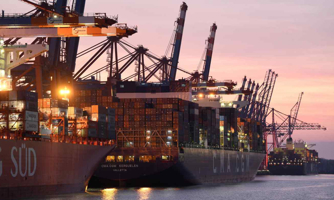 Sau sự cố kênh đào Suez, nguy cơ tắc "nút thắt cổ chai" tại loạt cảng biển châu Âu 