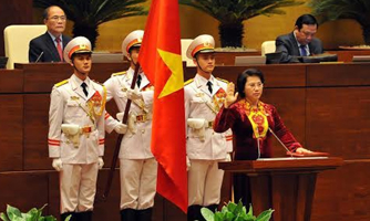 Các nhà lãnh đạo tuyên thệ đều phải đặt tay lên Hiến pháp