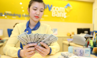 Chính sách tiền tệ “lách” giữa muôn trùng vây
