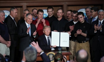 Trump ký sắc lệnh xóa chính sách chống biến đổi khí hậu 