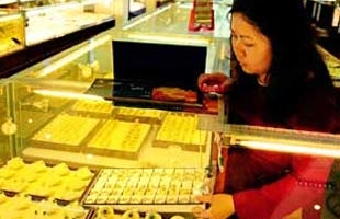 Giá vàng trong nước tăng mạnh, giá dầu ì ạch đi lên