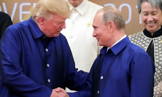 Ông Trump và ông Putin bắt tay tại tiệc tối APEC