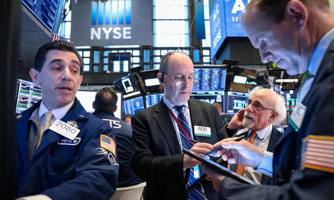 S&P 500 giảm 3 phiên liên tiếp, Nasdaq lập kỷ lục