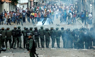 Biểu tình toàn quốc khiến Venezuela tê liệt