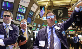 Mối lo lạm phát dịu đi, Dow Jones lập đỉnh cao lịch sử mới