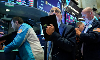 Dow Jones tăng nhờ gói kích cầu, Nasdaq sụt vì “cổ” công nghệ bị bán tháo
