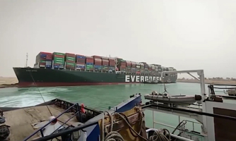 Kênh đào Suez vẫn tắc, hàng chục tàu chở hàng không thể đi qua