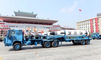 Triều Tiên dùng xe tải Trung Quốc chở tên lửa