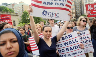 Tòa Tối cao Mỹ bảo vệ lệnh hạn chế nhập cảnh của ông Trump