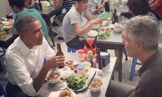 Ngày đầu bận rộn của ông Obama tại Việt Nam