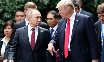 Ông Trump và ông Putin trò chuyện khi chụp ảnh lưu niệm ở Đà Nẵng