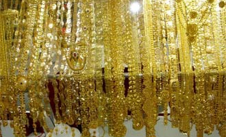 Giá vàng chờ lực đẩy mới, giá dầu tăng mạnh