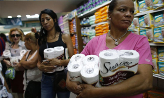 Cận cảnh dân Venezuela xếp hàng dài chờ mua thực phẩm