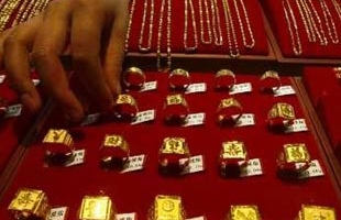 Giá vàng sụt mạnh, giá dầu lên gần 69 USD/thùng