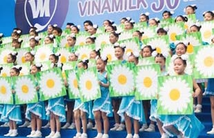Giá sữa nguyên liệu: Cùng phương thức, khác giá thành