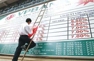 Lãi suất: Giảm đầu ra, không giảm đầu vào