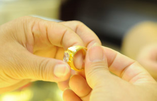 Vàng tạm thời cắt cơn giảm giá
