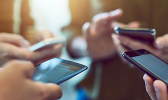 Phổ cập smartphone: Tạo "nền" thực hiện chương trình chuyển đổi số quốc gia