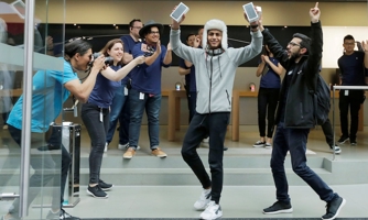 iPhone 7 lên kệ, "tín đồ" Apple kiên nhẫn xếp hàng
