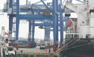 Hãng tàu đẩy áp lực USD cho khách