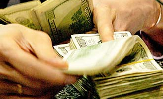 “Nới” lãi suất cho vay, cấm thu phí, tăng mạnh tỷ giá