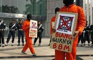 Giá dầu giảm mạnh: Nhận diện “thủ phạm”