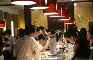 Giá vàng tuột dốc, giá dầu bật lên