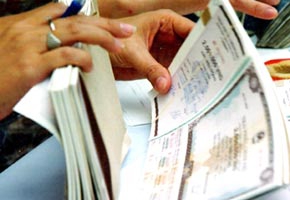 Mua quyền mua cổ phiếu ngân hàng: Rủi ro đang hiện hữu!