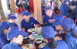 Lao động nữ nhập cư “gồng mình” trong khủng hoảng kinh tế