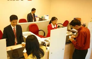 Vì sao nhà đầu tư nước ngoài mạnh tay mua ngân hàng?