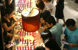 Vàng xuống giá nhẹ, nhà đầu tư tăng bán