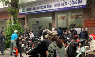 Người dân Hà Nội "ùn ùn" đi trả nợ tiền sử dụng đất trước ngày 1/3