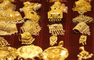 Giá vàng “nhấp nhổm”, giá dầu trượt dốc