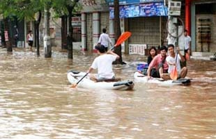 “Tìm mọi cách đưa nước vượt đê sông Hồng”