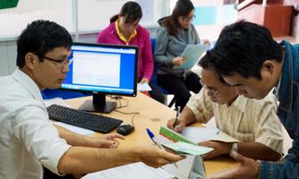 "Tinh giản biên chế nhưng không đẩy công chức dôi dư ra đường"
