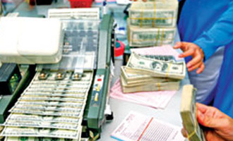 Không thể ham “lướt sóng” USD