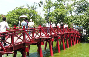 Khách du lịch tới Thủ đô: “Nội” tăng, “ngoại” giảm