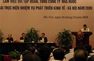 Thủ tướng: “Nhiệm vụ trọng tâm là ngăn chặn suy giảm kinh tế”
