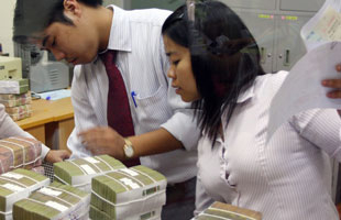 Xem xét các ngân hàng khó tăng vốn theo chuẩn
