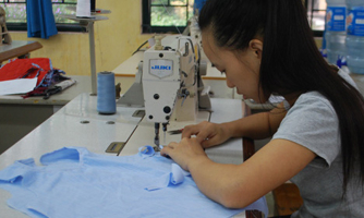 Dạy nghề giúp người yếu thế vượt lên
