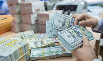 Tỷ giá USD/VND diễn biến trái chiều ở hai thị trường
