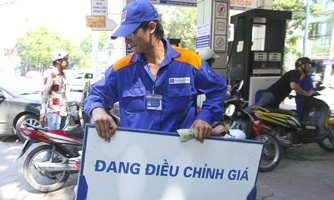 Giữ giá xăng, tăng giá dầu đồng loạt từ chiều 4/1
