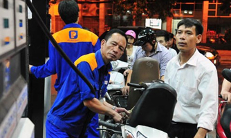 Giá xăng giảm tiếp 950 đồng