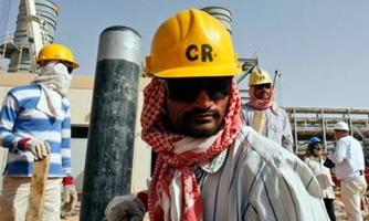 Saudi Arabia tăng mạnh giá dầu bán cho khách châu Á