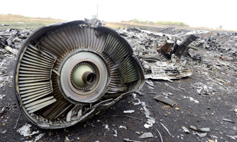 Một nạn nhân vụ MH17 đeo mặt nạ oxy