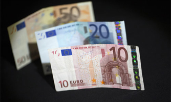 Vì sao Euro rớt giá mạnh so với USD?