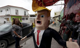 Donald Trump, “ông ba bị” của trẻ nhập cư Mỹ