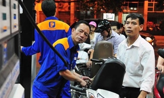 Giá xăng xuống kỷ lục trong lần giảm thứ 12