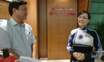 Trao đổi hy hữu về phí xe máy bên hành lang Quốc hội